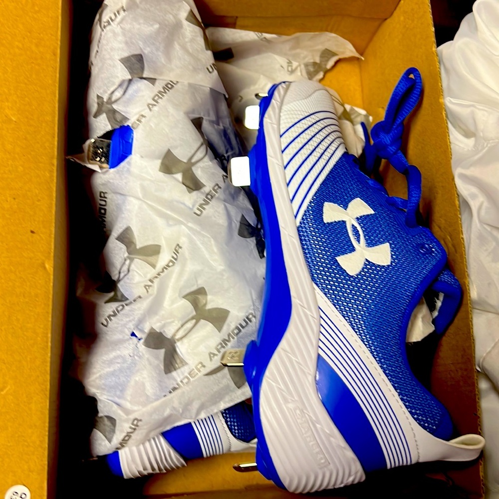 Softball cleats, brand new in box, smoke free environment, beautiful color